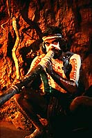 Aboriginee beim Didgeridoo-spielen