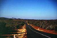 Straße entlang der Flinders Range nahe Alice Springs