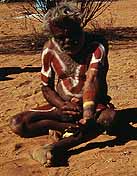 Aboriginee beim vorführen natürlicher Farben